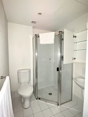Shower, towels - Atelier Serviced Apartments (Newtown)