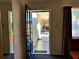 Escritorio, tabla de planchar con plancha, wifi gratis y ropa de cama