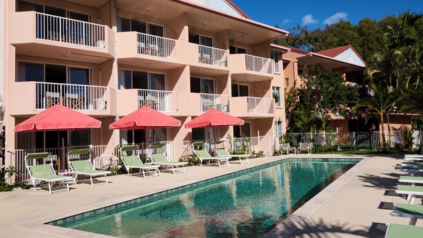 Outdoor pool, pool umbrellas, sun loungers - The Roy (Rainbow Beach)