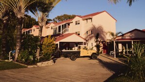 Exterior - The Roy (Rainbow Beach)