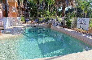 Outdoor pool, pool loungers - Rainbow Sands Resort (Rainbow Beach)