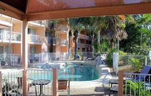 Piscina a l'aire lliure i gandules 