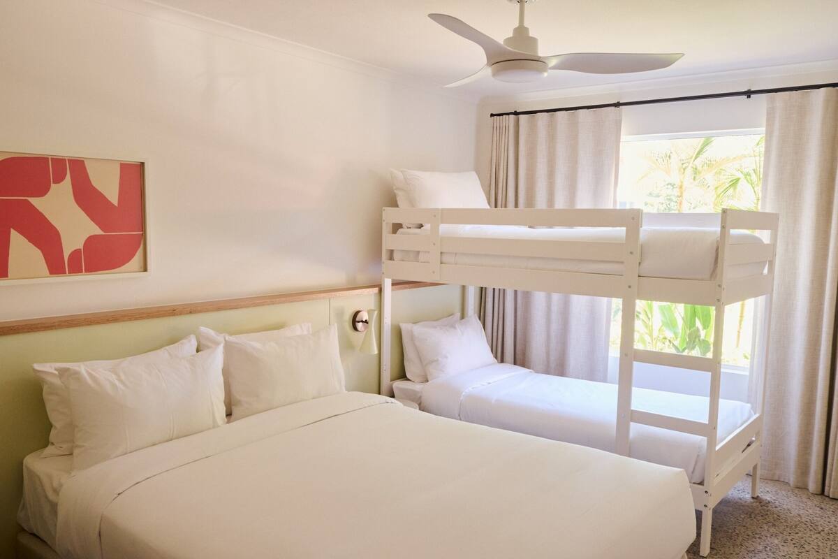 Soundproofing, free WiFi, bed sheets