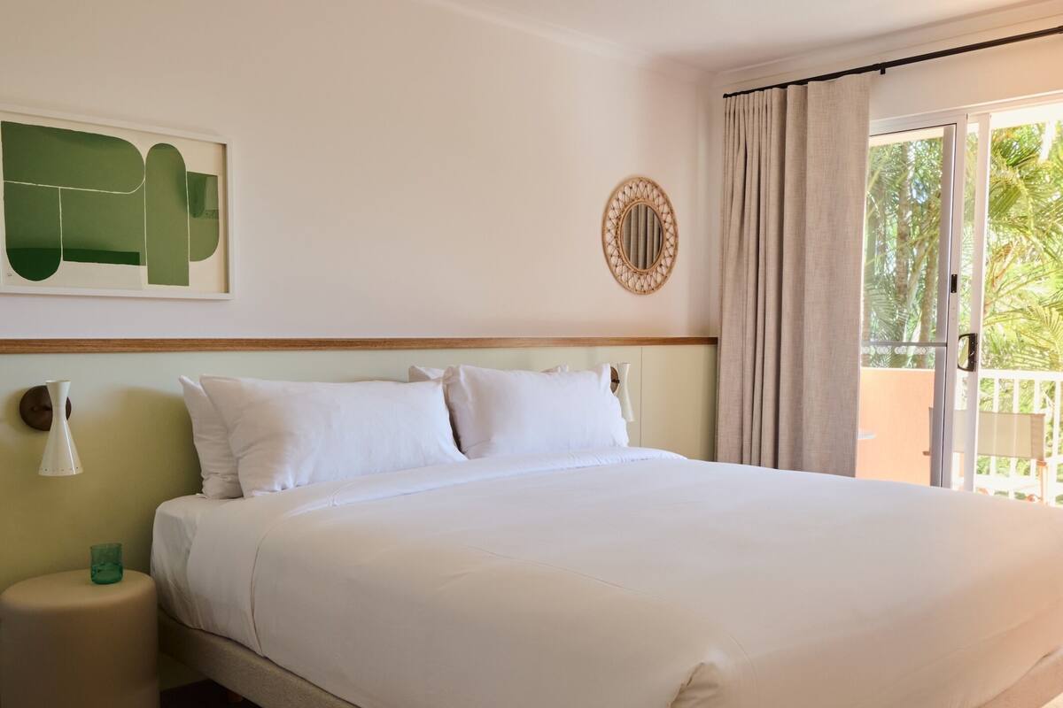 Soundproofing, free WiFi, bed sheets