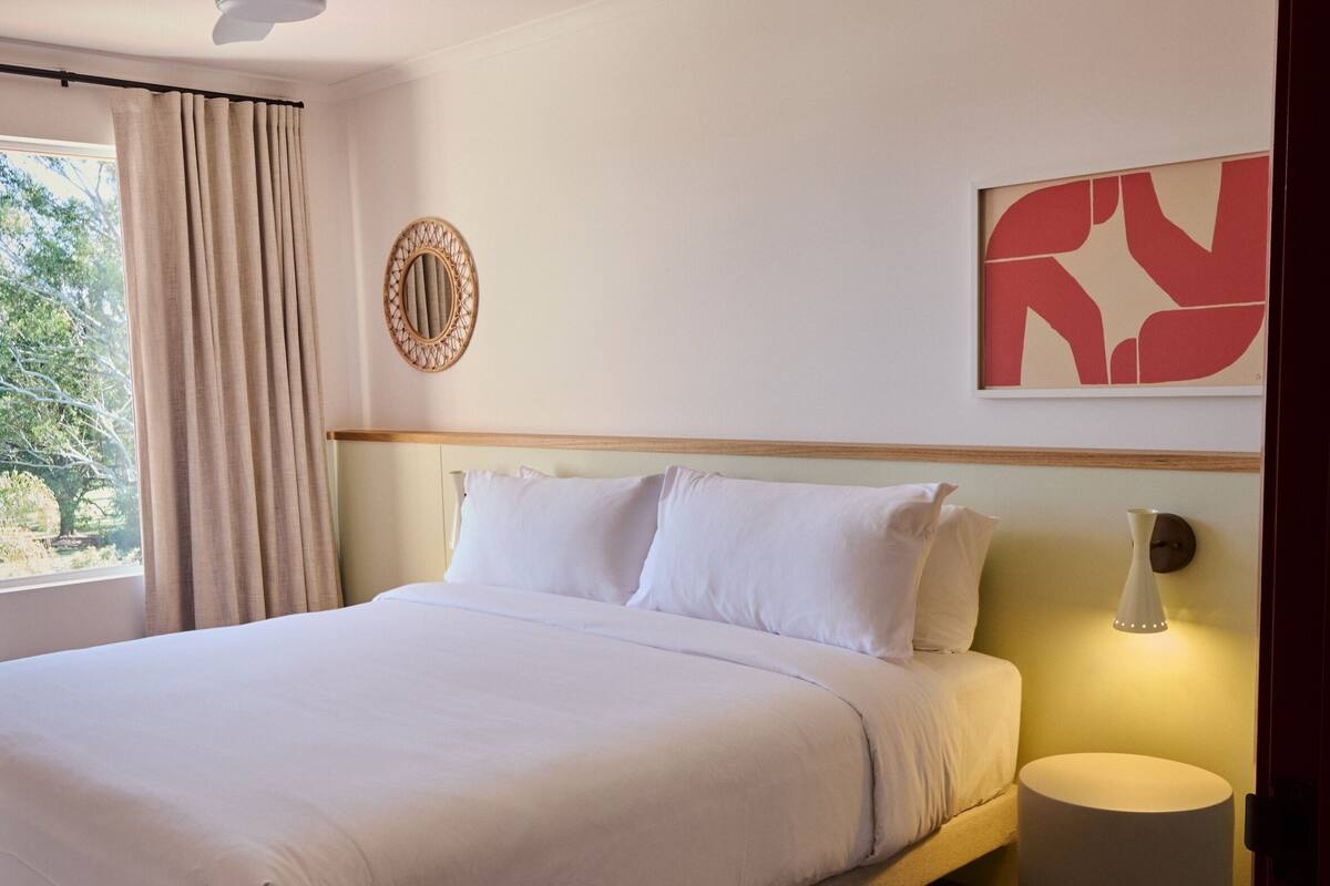 Soundproofing, free WiFi, bed sheets
