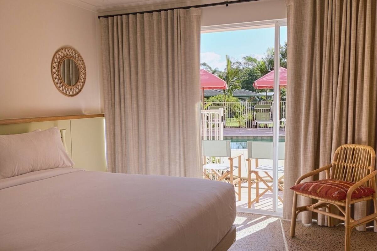 Habitación estándar doble, vistas a la piscina | Sistema de insonorización, wifi gratis, ropa de cama