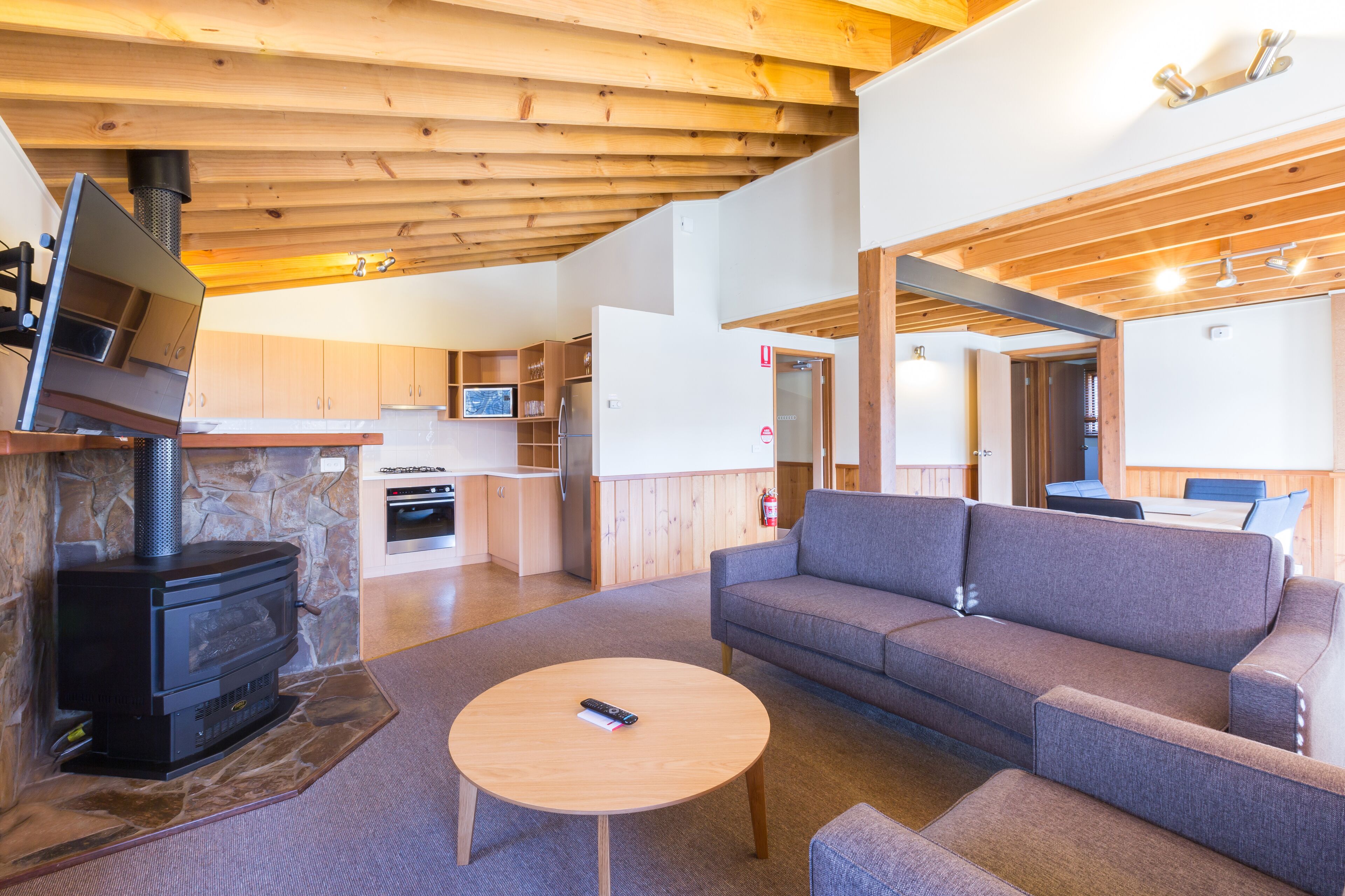 deluxe room, 3 bedrooms, non smoking | living room | flat-screen tv