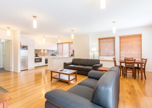 Quarto luxo, 2 quartos, para não fumantes | Sala de estar | TV de tela plana