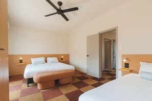 ห้องสวีท, 2 ห้องนอน, ระเบียง | เตารีด/โต๊ะรีดผ้า, Wi-Fi ฟรี, ผ้าปูที่นอน