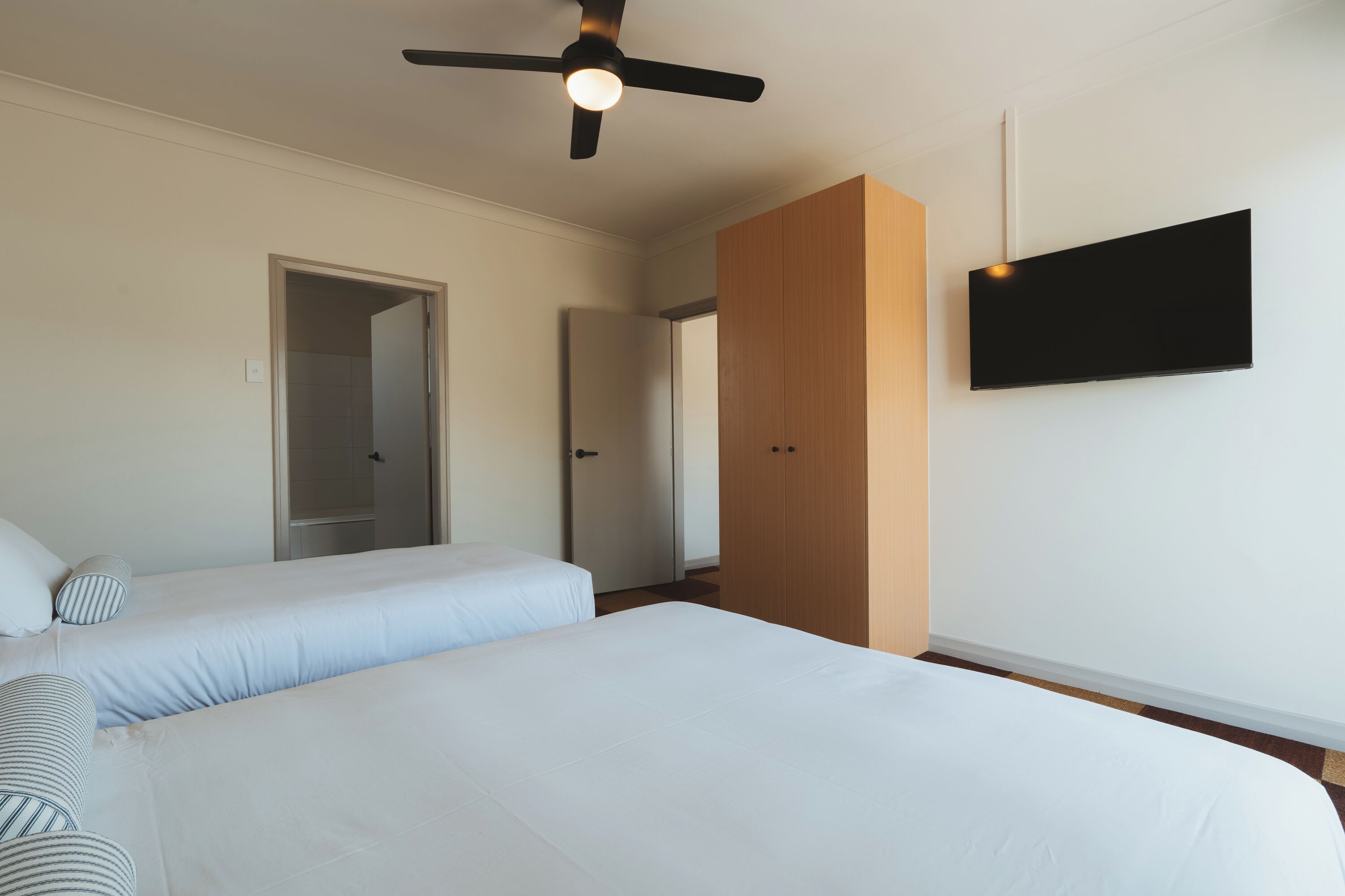 Suite, dapur | Setrika/meja setrika, Wi-Fi gratis, dan seprai linen