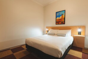 Three-Bedroom Suite with Kitchen | Iron/ironing board, free WiFi, bed sheets - Hotel Allen (North Ward)