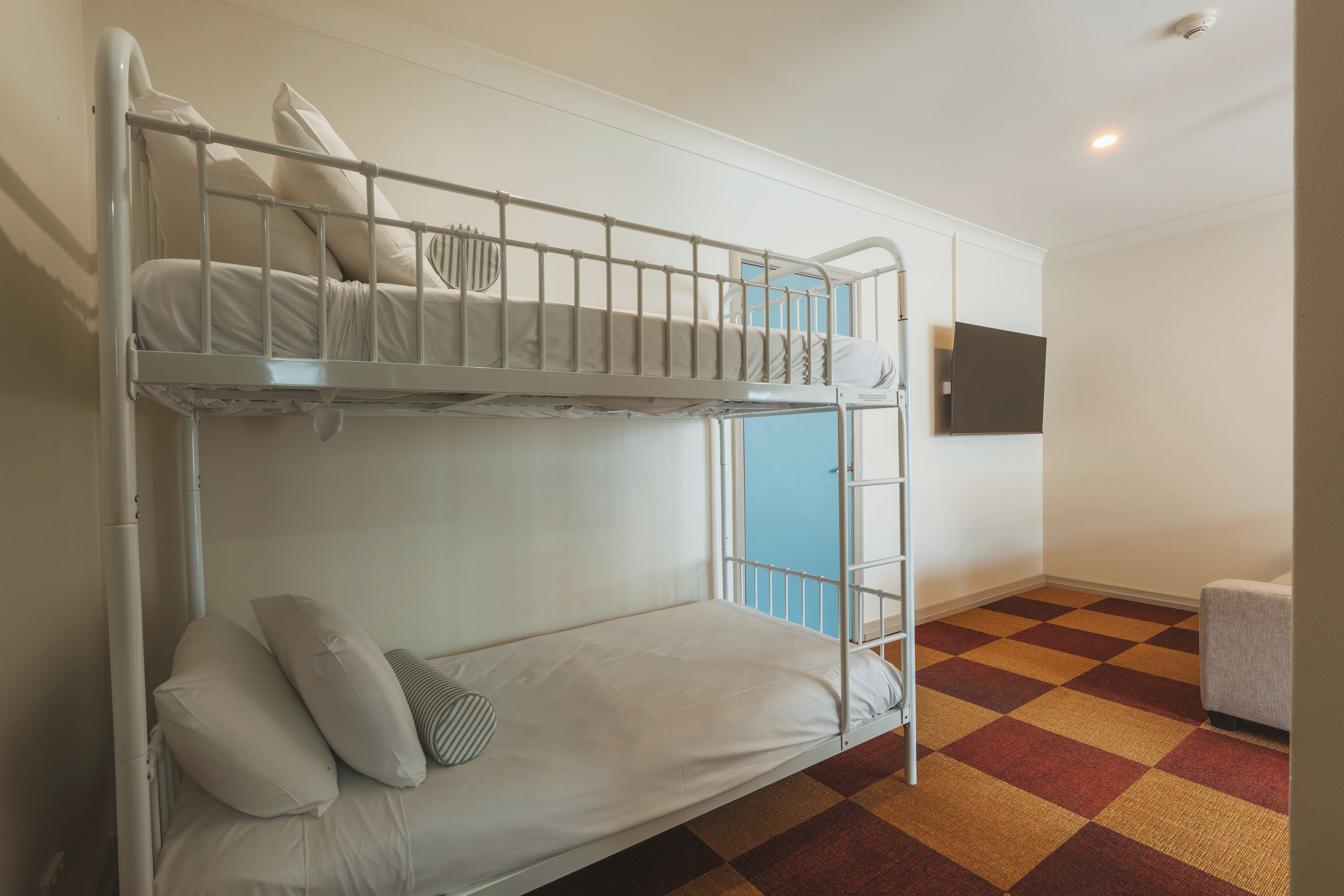 جناح - عدة أسرّة | منطقة المعيشة | تلفزيون ذكي بحجم 45-بوصة يعرض قنوات تلفزيونية رقمية