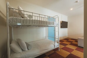 Family Suite | Living area | 45-inch Smart TV with digital channels - Hotel Allen (North Ward)