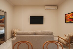 Three-Bedroom Suite with Kitchen | Living area | 45-inch Smart TV with digital channels - Hotel Allen (North Ward)