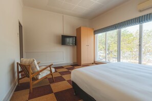 Tabla de planchar con plancha, wifi gratis y ropa de cama 