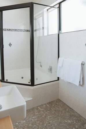 Suite, 3 soverom, kjøkken | Bad | Hårføner, håndklær, såpe og sjampo