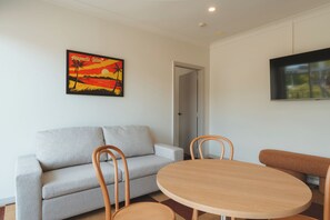 Deluxe Suite with Kitchen | Living area