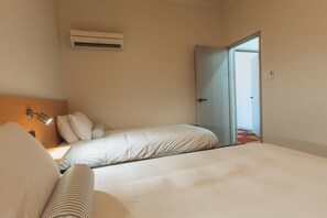 Tabla de planchar con plancha, wifi gratis y ropa de cama 