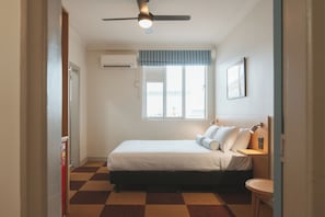 Standard Queen Room | Iron/ironing board, free WiFi, bed sheets - Hotel Allen (North Ward)