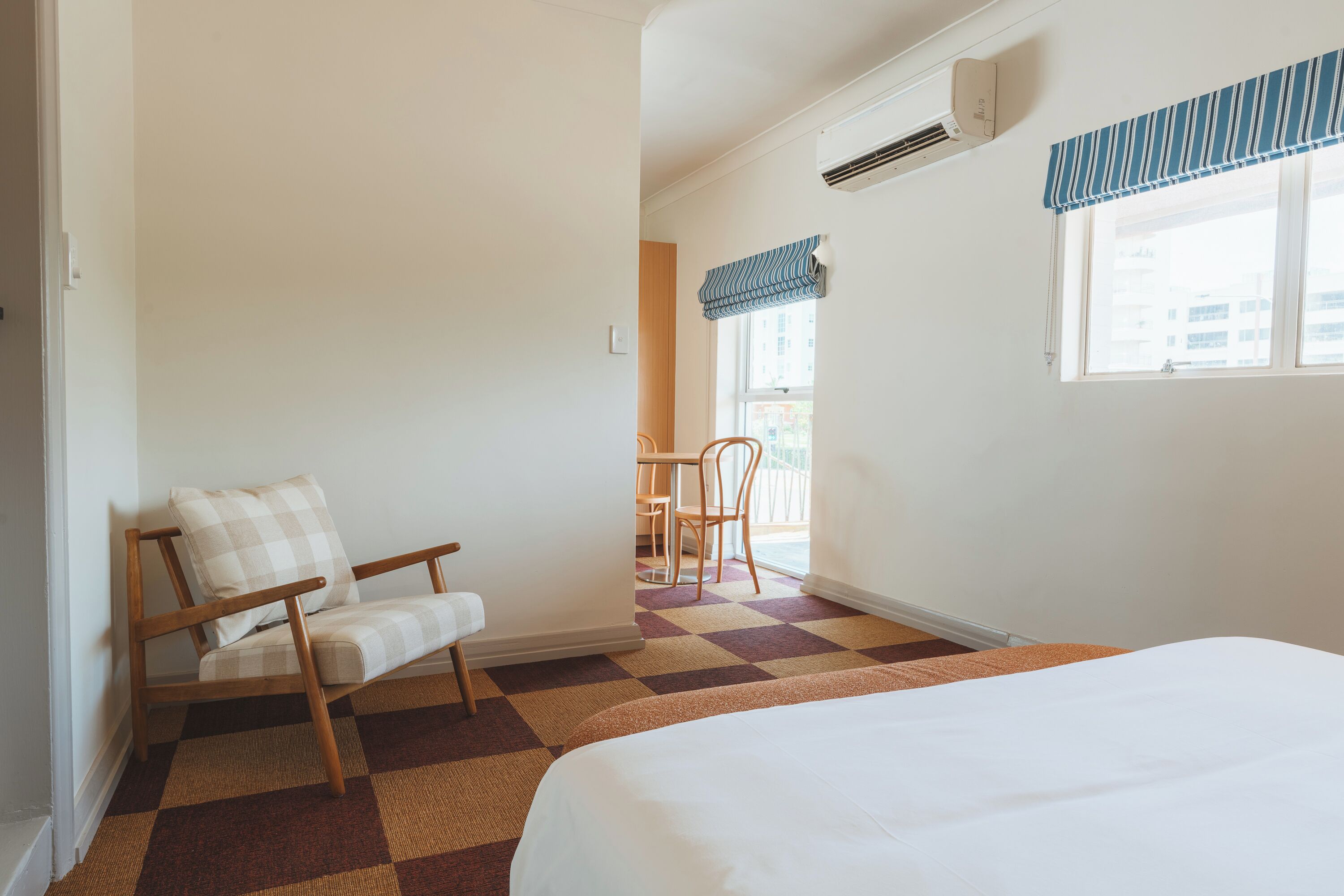 جناح - سرير كبير مع أريكة سرير | مكواة/لوح كي وواي فاي مجانًا وملاءات أسرّة