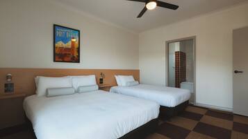 Deluxe Suite with Kitchen | Iron/ironing board, free WiFi, bed sheets
