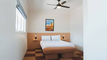 Queen Suite | Iron/ironing board, free WiFi, bed sheets