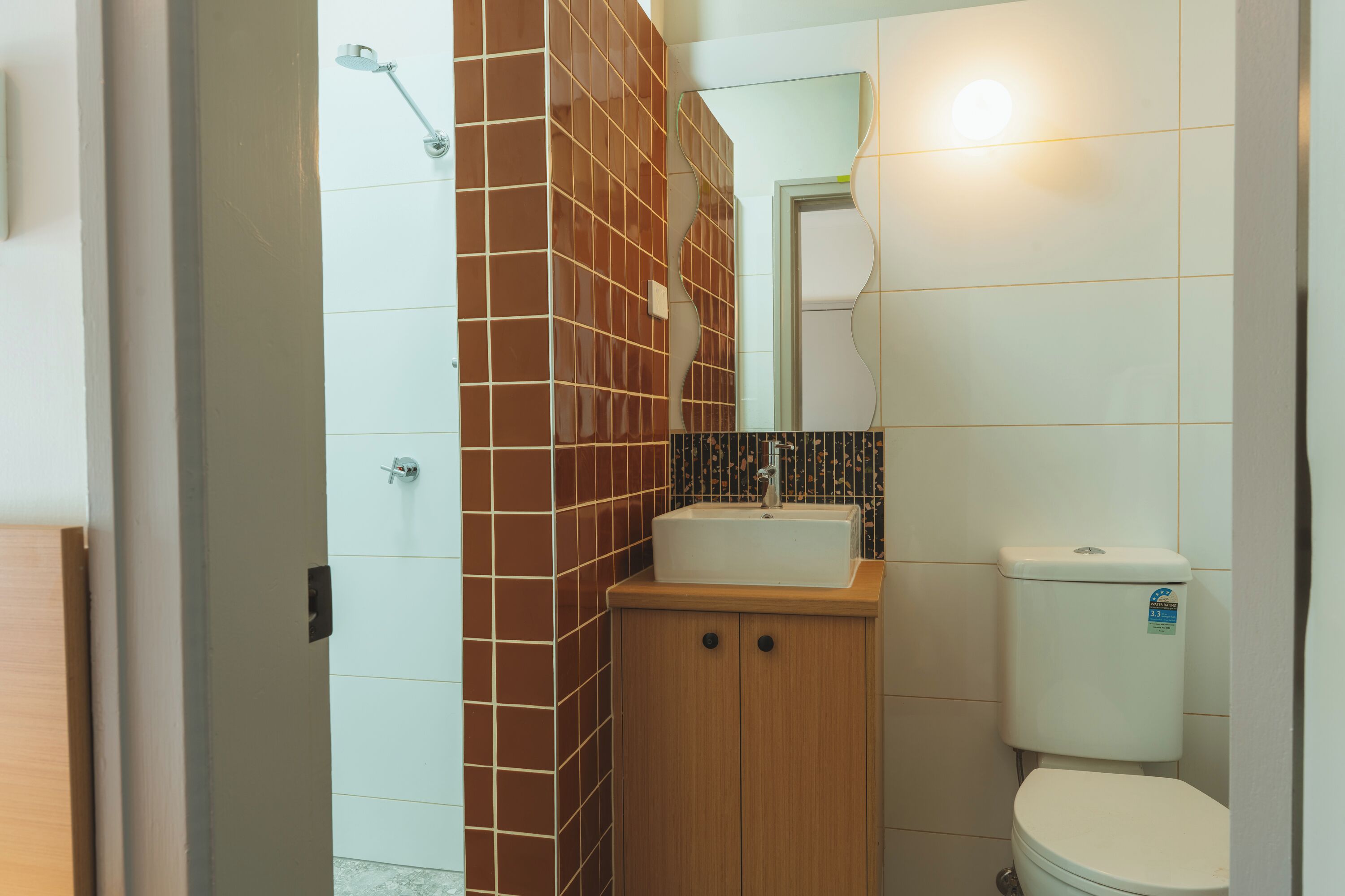 Un bagno con doccia, lavandino e servizi igienici.