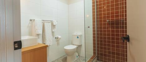 Ein Badezimmer mit Toilette, Waschbecken und einer Duschkabine.