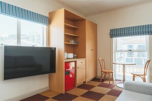 Queen Suite | Iron/ironing board, free WiFi, bed sheets - Hotel Allen (North Ward)