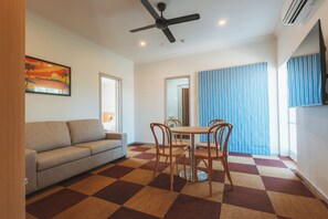 Suite, 2 habitaciones, balcón | Zona de estar | Smart TV de 45 pulgadas con canales digitales