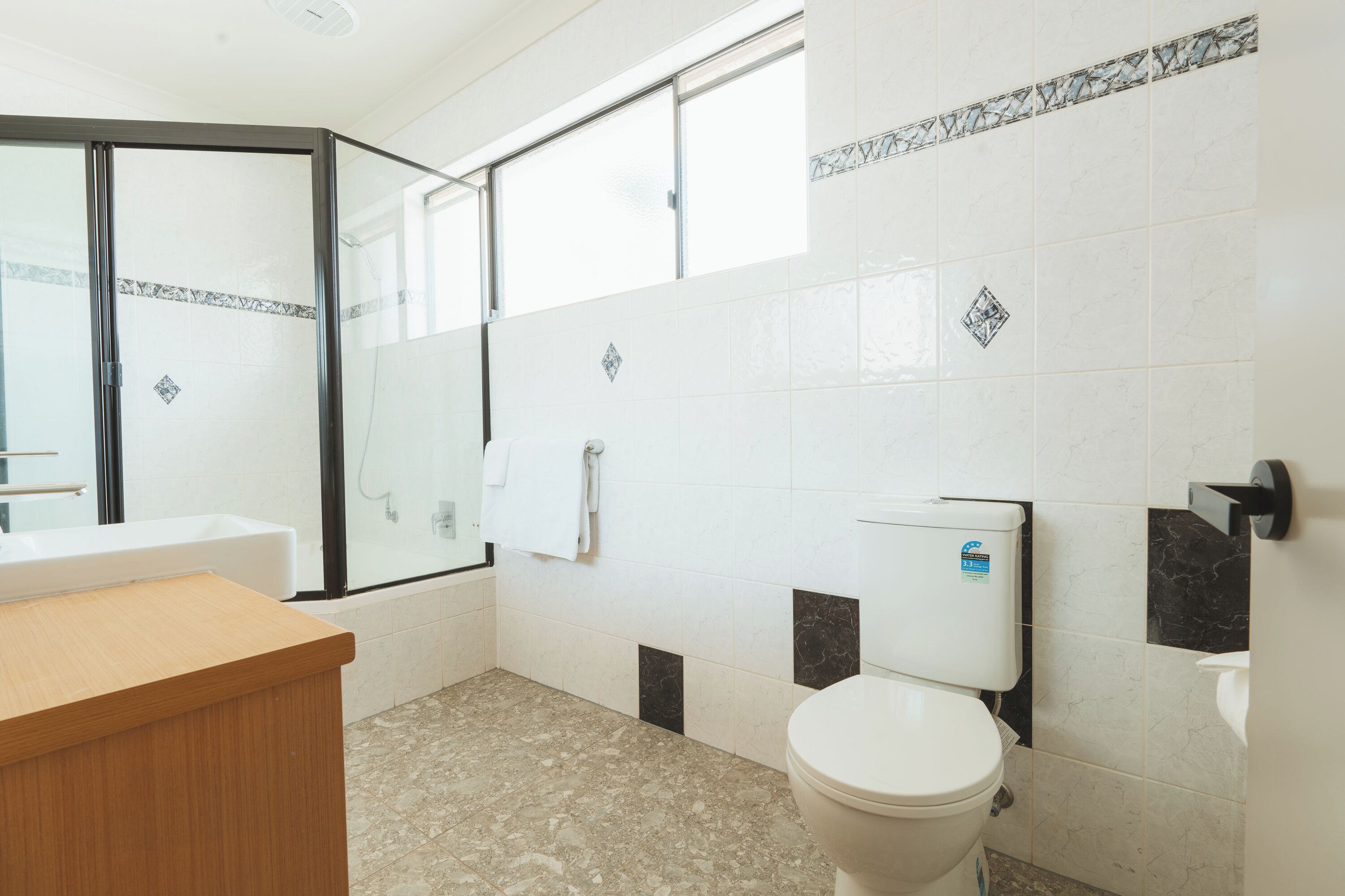 Un baño con ducha, inodoro y lavabo.