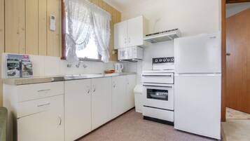 Full-sized fridge, microwave, oven, stovetop