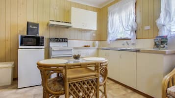 Studio | Dapur peribadi | Peti sejuk/penyejuk beku saiz penuh, ketuhar gelombang mikro, ketuhar