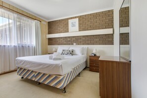 Premium bedding, iron/ironing board - Sandpiper Apartments (Lakes Entrance)