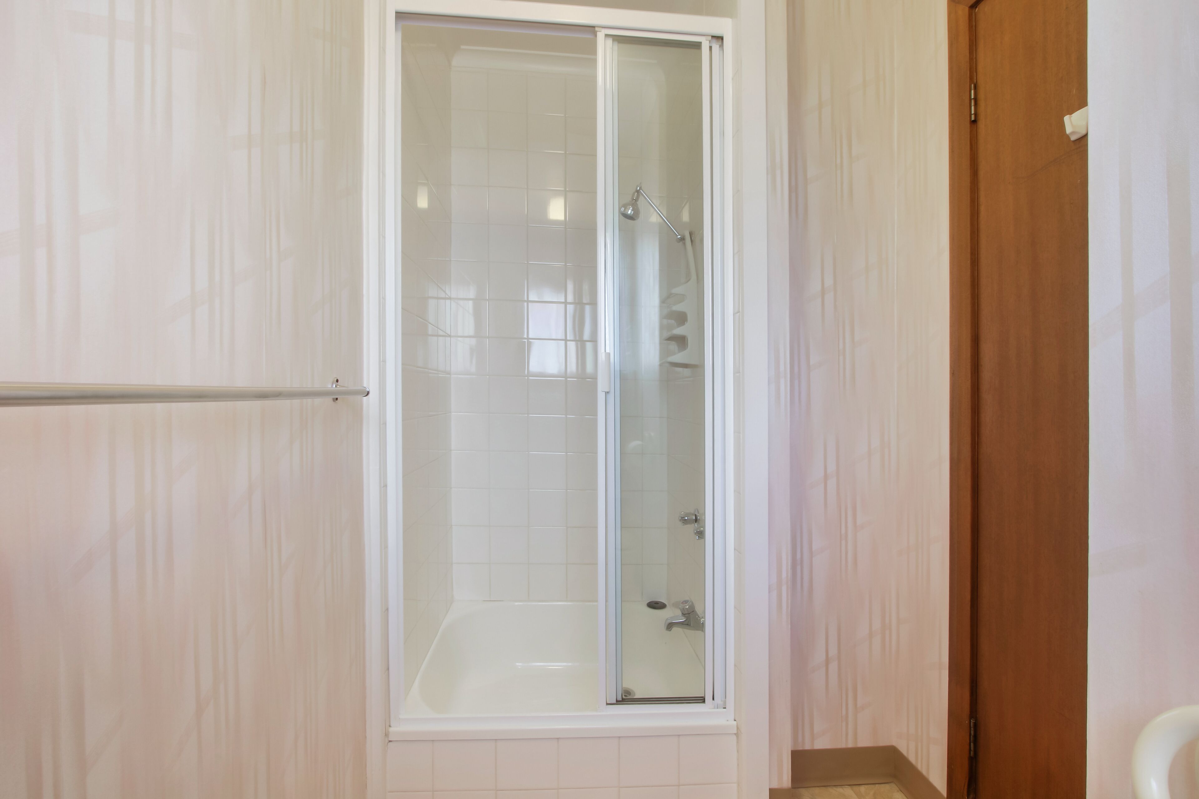 Combined shower/bathtub, free toiletries, hair dryer, towels