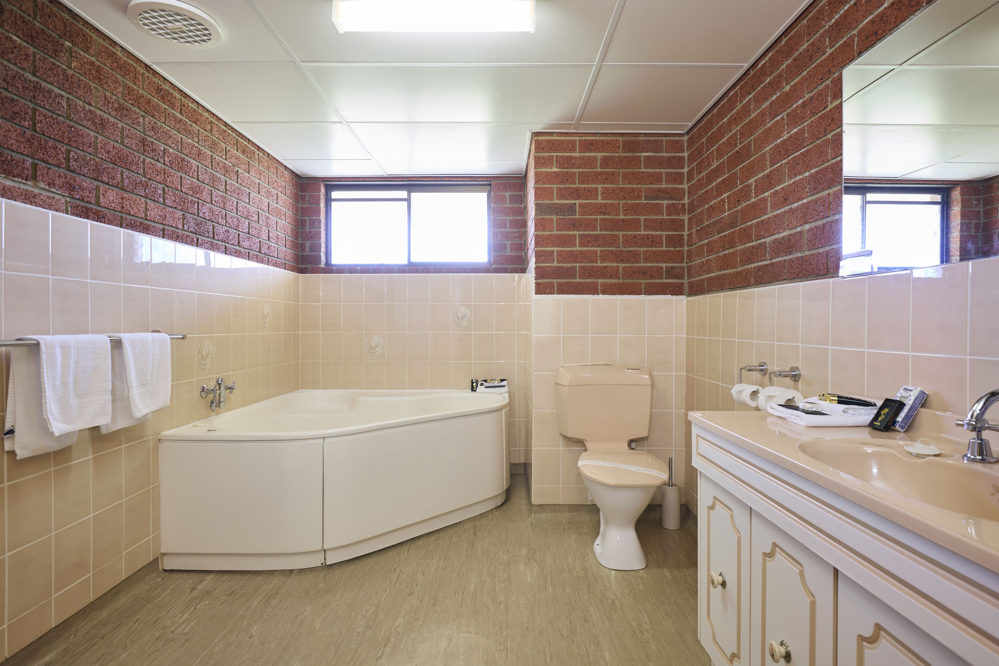 Une salle de bain avec une baignoire, des toilettes et un meuble-lavabo.