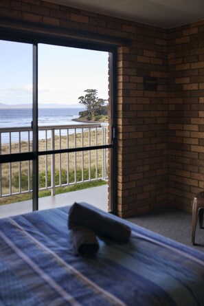 Free WiFi, bed sheets - The Waterloo Hotel (Swansea)