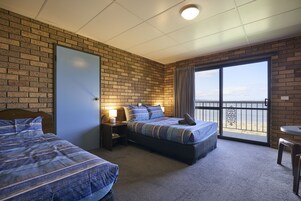 Habitación familiar, balcón (Water View - Family 3) | Wifi gratis y ropa de cama