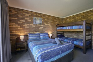 Habitación familiar, balcón (Standard Room - Family 4) | Wifi gratis y ropa de cama 