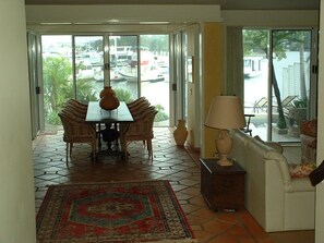 In-room dining - Sanctuary Cove Villas (Hope Island)