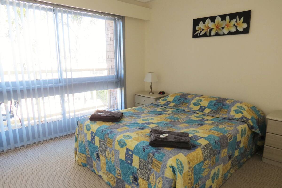 2 kamar tidur dan setrika/meja setrika