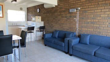 Apartemen Standar, 2 kamar tidur, Bebas Asap Rokok, dapur (Pool side) | Area keluarga | TV LCD dan pemutar DVD
