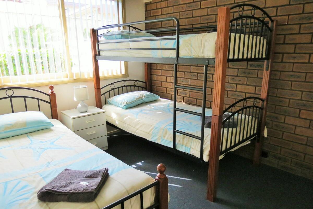 Apartemen Standar, 2 kamar tidur, Bebas Asap Rokok, dapur (Pool side) | 2 kamar tidur dan setrika/meja setrika