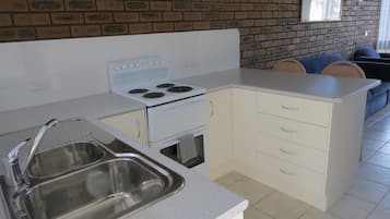 Full-size fridge, microwave, oven, stovetop