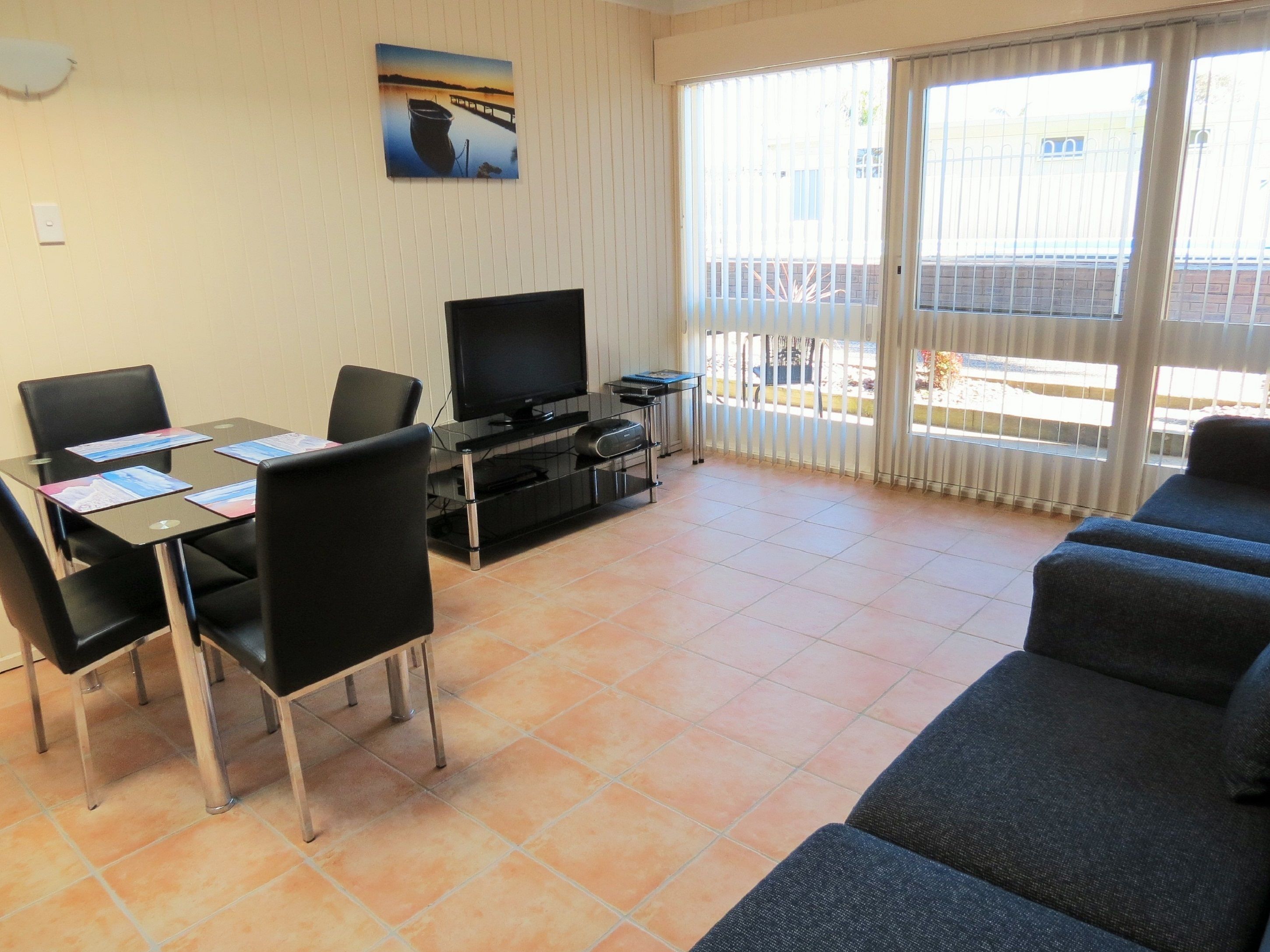 Appartement Standard, 2 chambres, non-fumeurs, cuisine (Pool side) | Coin séjour | TV connectée de 40 pouces avec chaînes numériques, lecteur de DVD