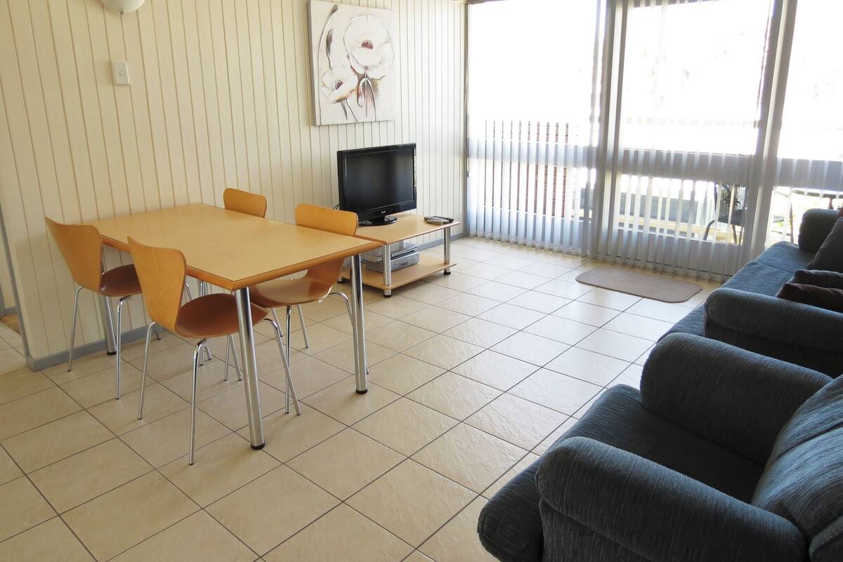 Apartemen Standar, 2 kamar tidur, Bebas Asap Rokok, dapur (Upstairs) | 2 kamar tidur dan setrika/meja setrika