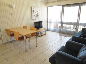 Standard Apartment, 2 Bedrooms, Non Smoking, Kitchen (Upstairs) | 2 bedrooms, iron/ironing board, cribs/infant beds, free WiFi - Chapman Court Holiday Units (Merimbula)