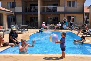 2 piscinas al aire libre (de 07:00 a 18:00), tumbonas