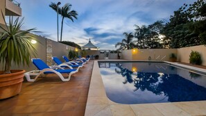 Piscine extérieure, chaises longues