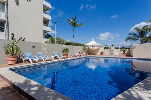 Piscine extérieure, chaises longues